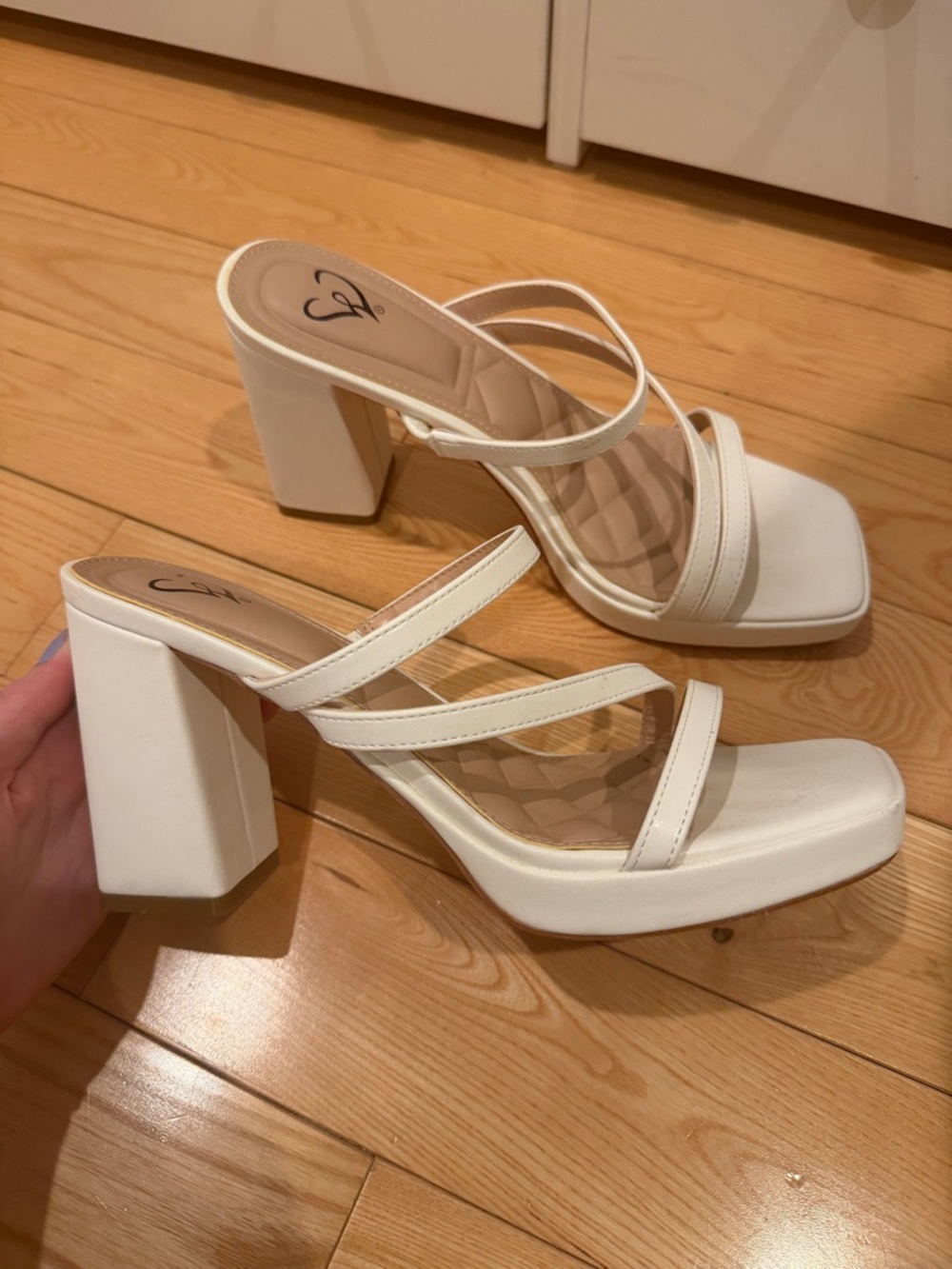 Super cute White Windsor heels